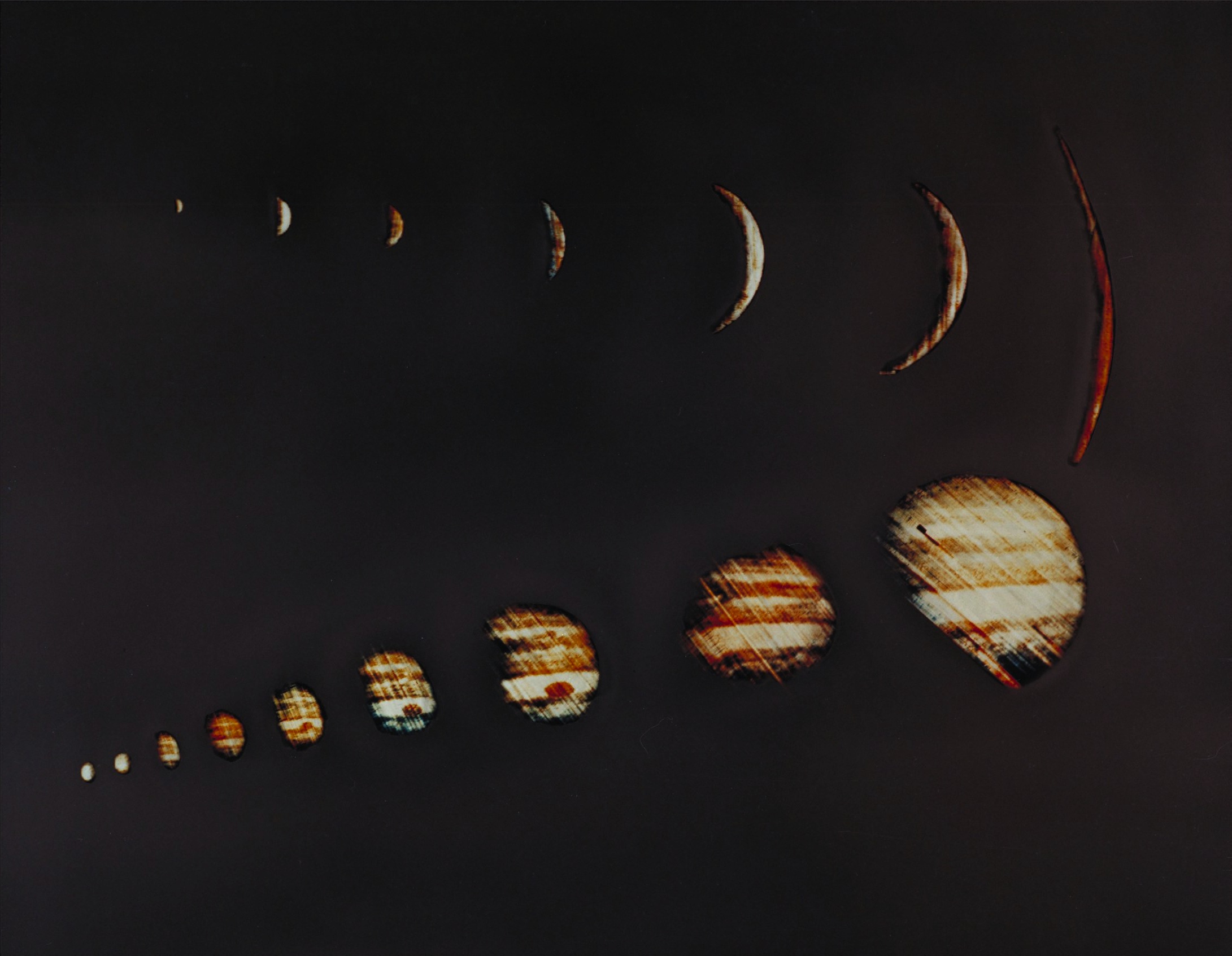 Images of Jupiter of ever-increasing size. These pictures were taken when the spacecraft sped away out of the Jovian system